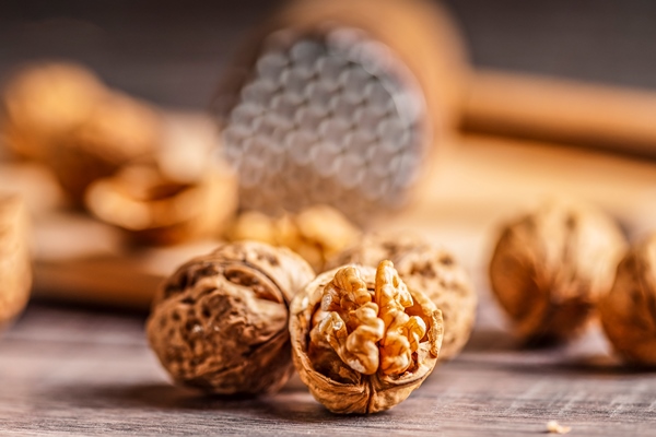 whole and open walnuts with walnut grain on a wooden table fruit healhy oraganic raw snack food nuts kernels - Кутья из риса с орехами и сухофруктами