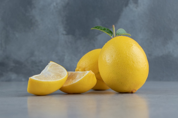 whole and sliced lemons displayed on marble 1 - Квас суточный с лимоном