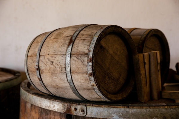 wine cellar with barrels winery - Малиновый медовый квас