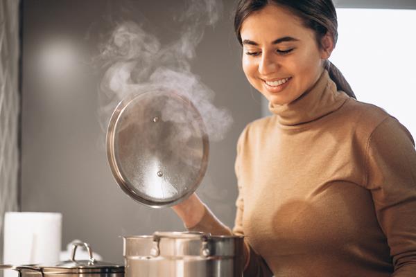 woman cooking at kitchen - Борщ с морской капустой