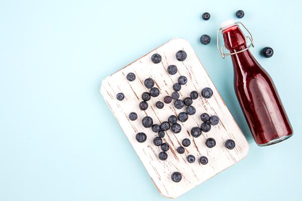 wooden board with grapes for smoothie 1 - Черника без сахара в бутылках (по Н. Г. Астравлянчик)