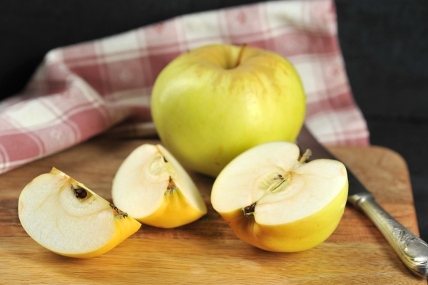 yellow apples varieties antonovka on a plate 1 - Постная окрошка