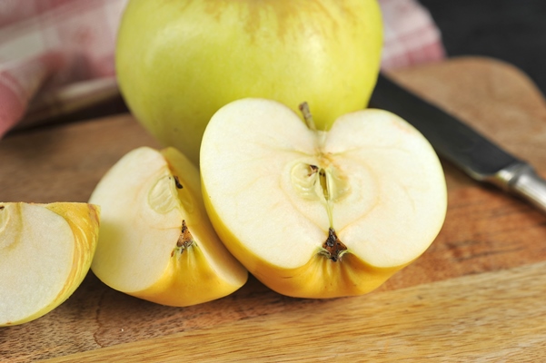 yellow apples varieties antonovka on a plate - Монастырский квас