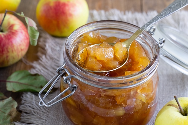 apple jam in jar on wooden table - Яблочное повидло с пряностями и лимоном