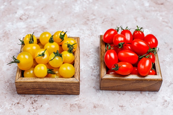 arrangement of colorful fresh assorted tomatoes on concrete surface - Салат с рисом и тунцом на Благовещение
