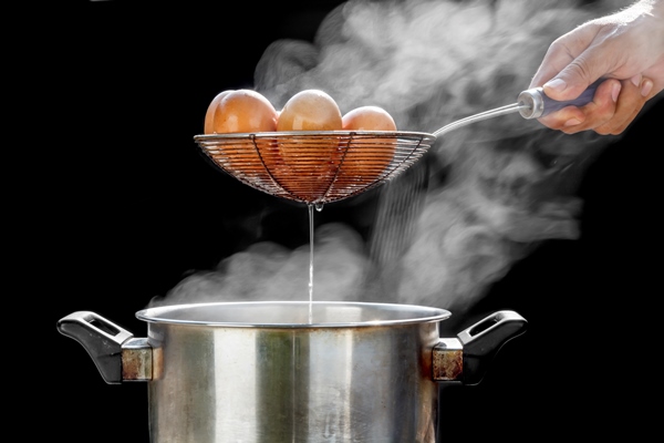 boiling eggs in stainless steel pot 1 - Яйца всмятку и "в мешочек"