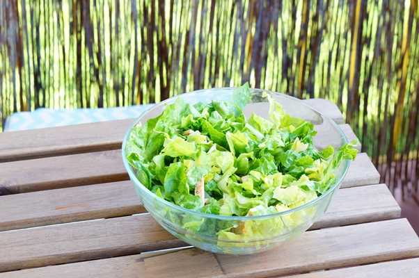 bowl fresh green salad leaves wooden table - Зелёный салат со сметаной и яйцом