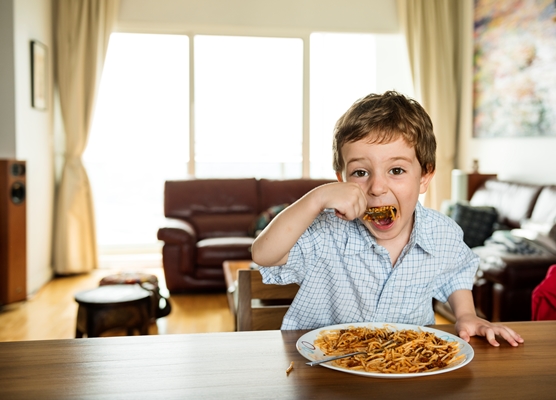 boy eating spaghetti - Итальянские спагетти