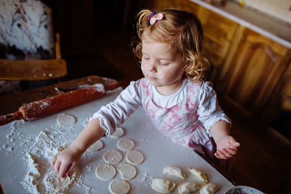 child preparing dough 1 - Вареники с творогом