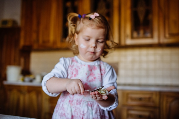 child preparing dough - Вареники с творогом