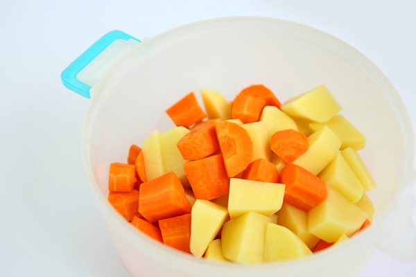 chopped and sliced carrot and potatoes in plastic pot - Рассольник с цветной капустой постный