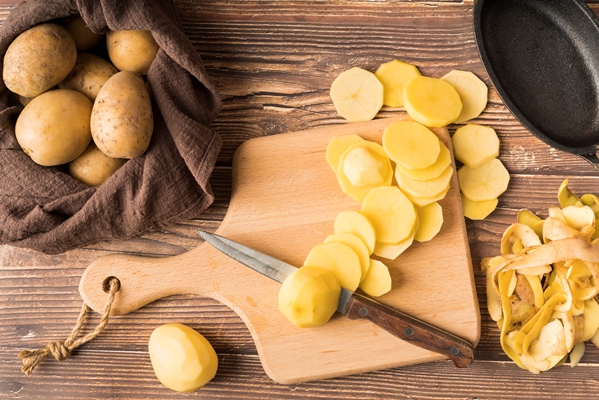 chopped potatoes pile wooden board - Постное картофельное пюре