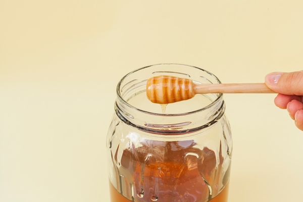 close up jar with organic honey - «Холодное» варенье из калины