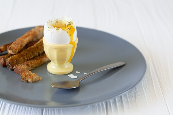 delicious soft boiled egg in an eggcup with toasted bread for breakfast - Яйца всмятку и "в мешочек"