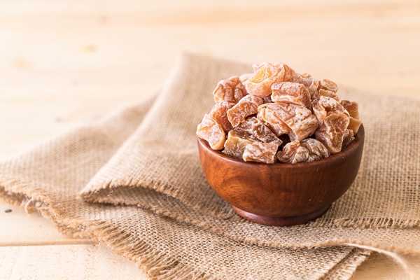 dried plum in bowl - Яблочные цукаты