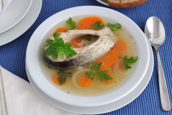 fish soup with carrots and onions and spices - Рыбный бульон из целой рыбы