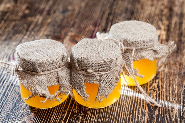 fresh bee honey packed in glass jars - Сбитень с корицей, имбирем и лимоном