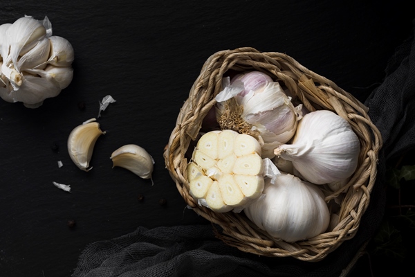fresh garlic in basket top view - Постная аджика острая