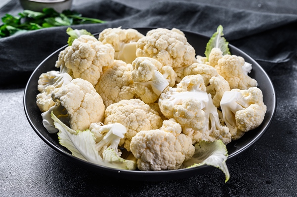 fresh organic cauliflower cut into small pieces in bowl - Рассольник с цветной капустой постный