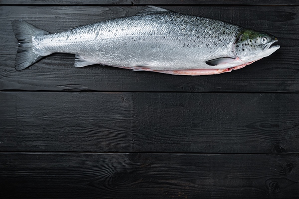 fresh raw trout red fish on black wooden - Рыбный бульон из костей, голов и хвостов