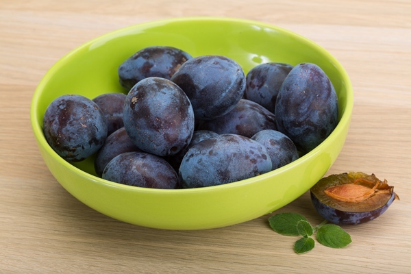 fresh ripe prunes - Сливовое варенье с косточками