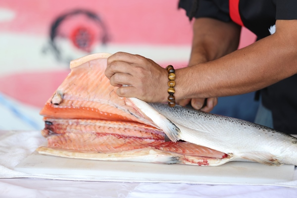 fresh sliced salmon fish to cook - Жареная рыба, постный стол