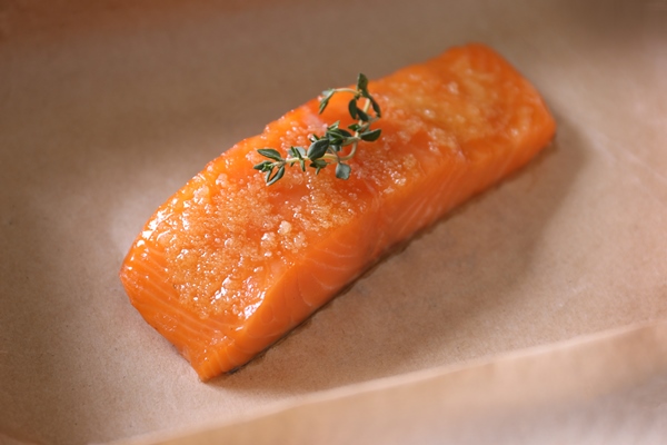 freshly salted salmon fillet on baking parchment - Учим детей готовить отварную рыбу