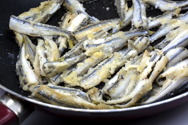 fried fish fried in pan - Тушёная рыба, постный стол