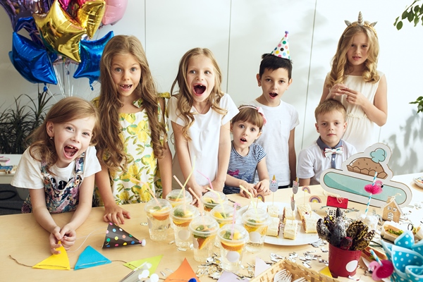 girl birthday decorations table setting with cakes drinks party gadgets - Готовим кекс в кружке вместе с детьми