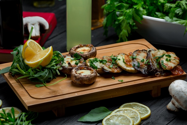 grilled mushrooms and potatoes on wooden board - Грибы жареные, постный стол