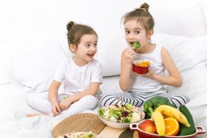 healthy food children eat fruits and vegetables - Правила составления меню
