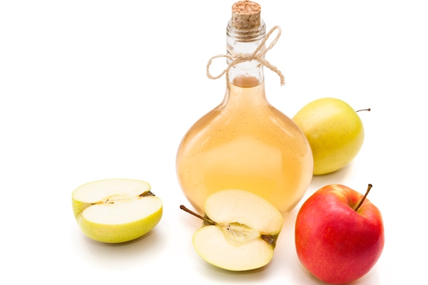 homemade fermented vinegar with apples isolated on white background 1 - Яблочно-имбирный чатни