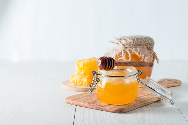 honey in a jar on wooden rustic background 1 - Сбитень Николо-Перервинский