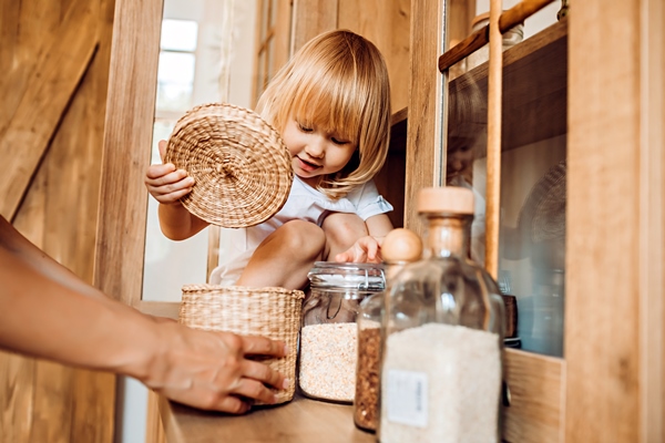 little girl helping mom in the kitchen - Готовим гречневую кашу вместе с детьми