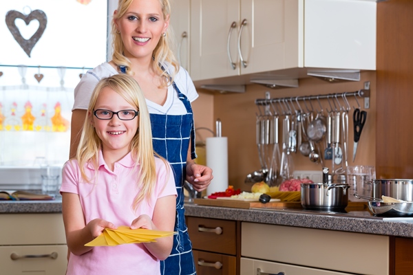 mother and daughter cooking together - Готовим лазанью-мини вместе с детьми