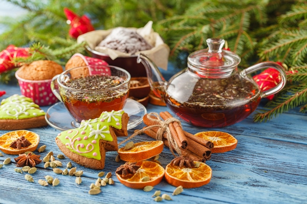 mulled tea with spices and festive christmas decorations on wooden table with copyspace - Сбитень с липовым цветом