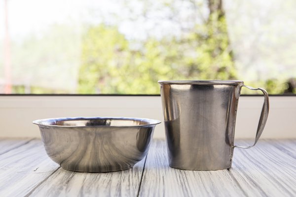 old cup and bowl from stainless steel - Как научить ребенка готовить?