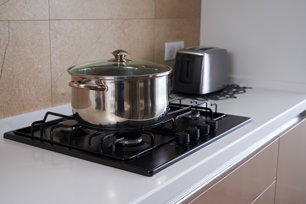 pan on the gas stove in kitchen interior stainless steel pot cooking utensils concept - Яблочные цукаты