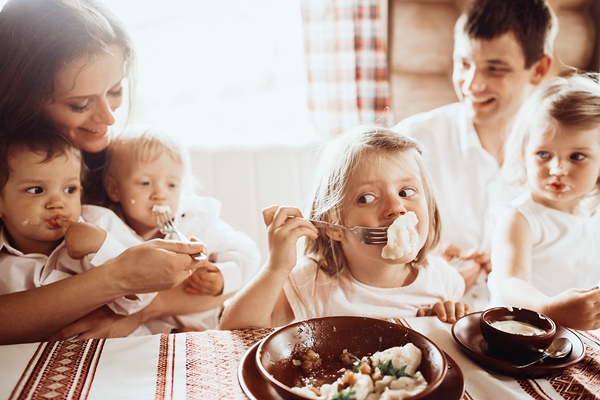 parents and their four children ear delicious vareniki - Готовим пельмени вместе с детьми