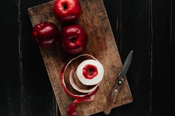peel and sliced apples on a kitchen board - Постный соус чатни из яблок