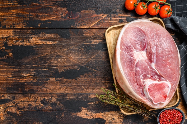 raw pork ham cut on a wooden board - Борщ зелёный украинский