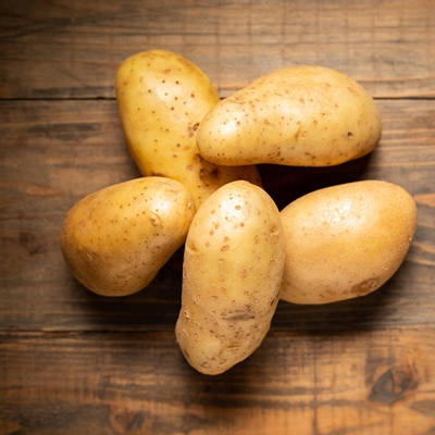 raw potato wooden background - Картофель с фасолью