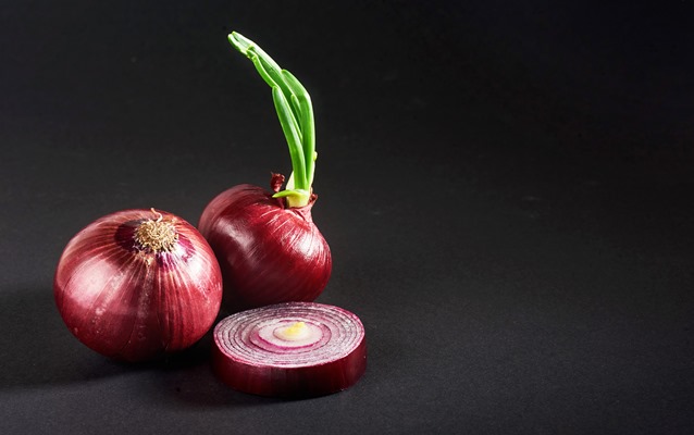 red onions whole isolated on a black 1 - Салат «по-испански» с авокадо