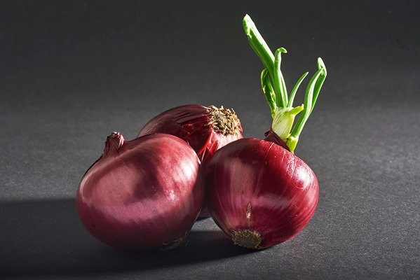 red onions whole isolated on a black - Салат с рисом и тунцом на Благовещение
