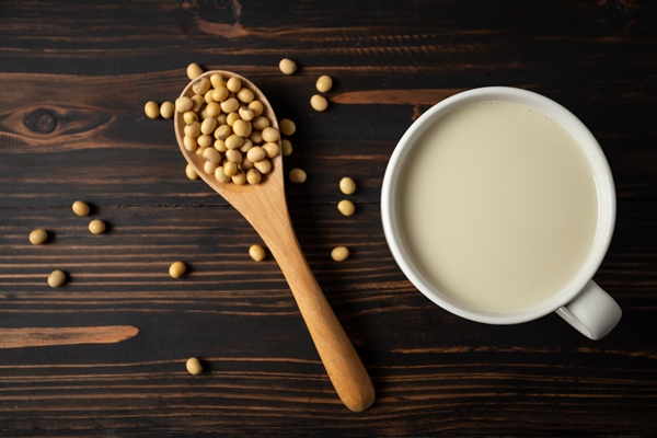 soy milk and soy bean on wooden table - Постный смузи из банана и кешью