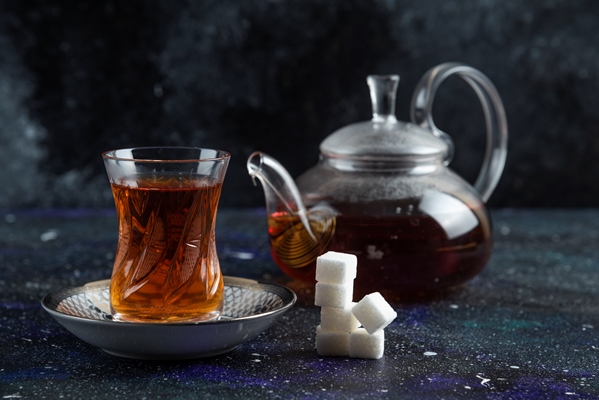 teapot and glass of tea with sugar - Постные маффины
