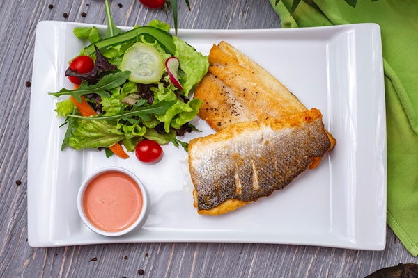 top view fried fish with vegetable salad and sauce - Жареная рыба, постный стол