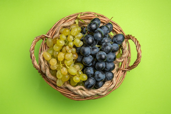 top view grapes wooden basket of green and black grapes - Фруктовый салат "Ёжик"