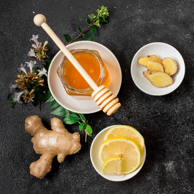 top view honey jar with ginger and lemon - Можжевеловый сбитень