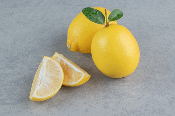 whole and sliced lemons displayed on marble - Яблочное повидло с пряностями и лимоном